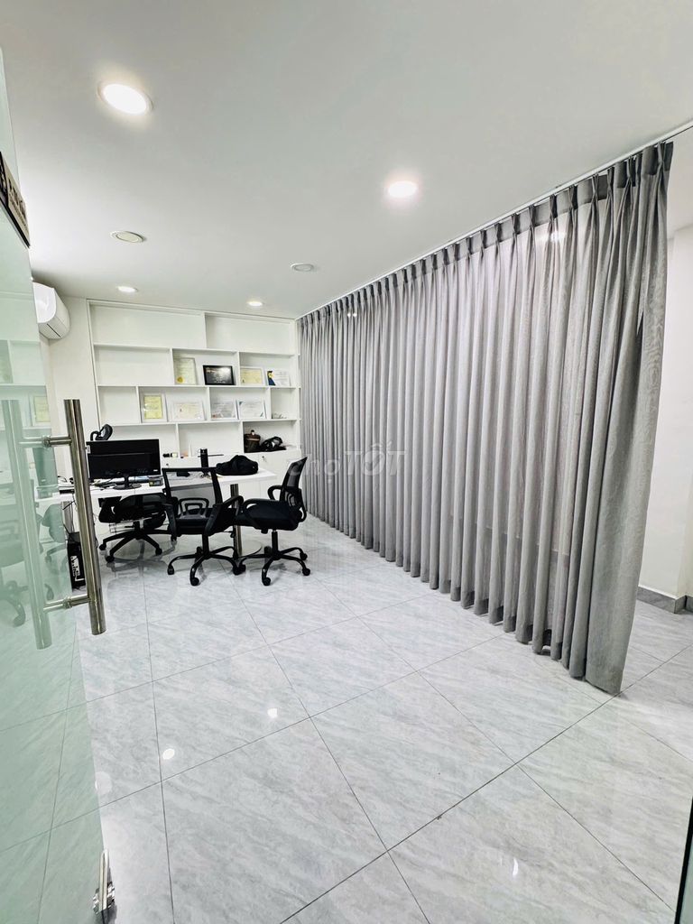 Rent the Pa Xhan Long compound, Phú Nhuận, 6 meters long, 3 floors long