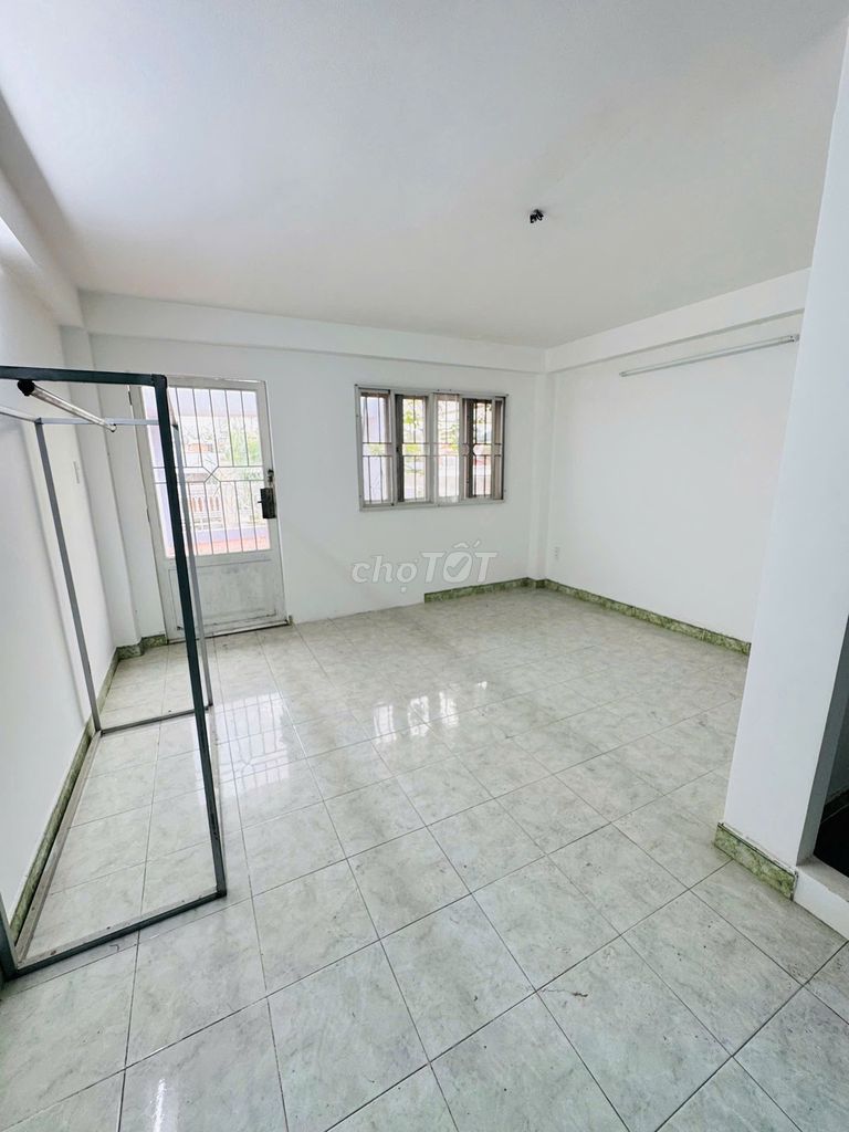 Rent the Pa Xhan Long compound, Phú Nhuận, 6 meters long, 3 floors long