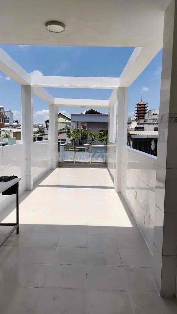 6 meters down the road. 11-4-5mm 5 bedrooms in 4 toilets -- 20 million.