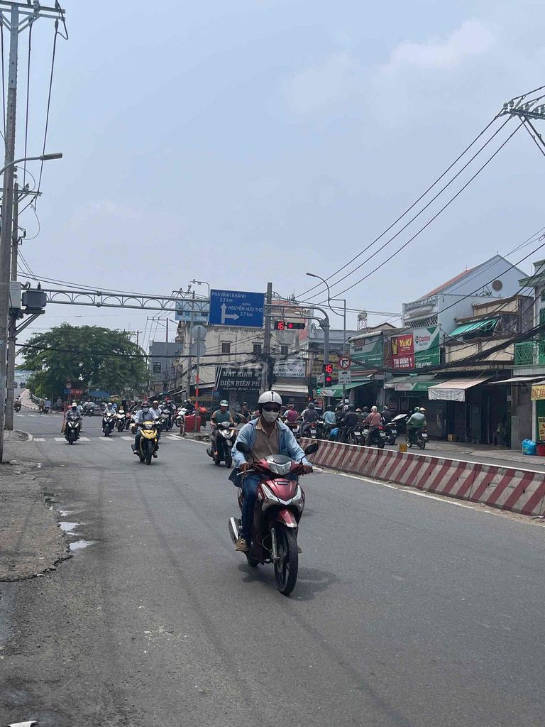 A Huỳnh Tấn Phát 0110 x 30 M 01 01:60 million across the sidewalk