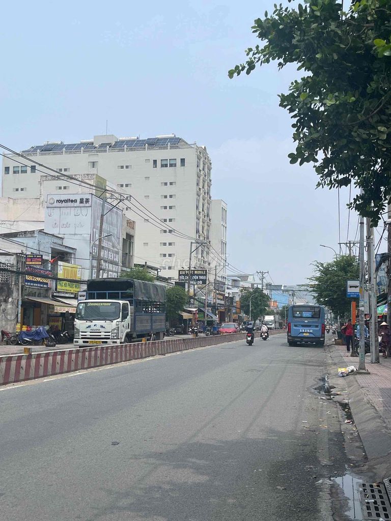 A Huỳnh Tấn Phát 0110 x 30 M 01 01:60 million across the sidewalk