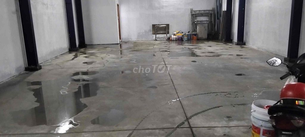 to rent an area factory: 8 x 16 meters high.