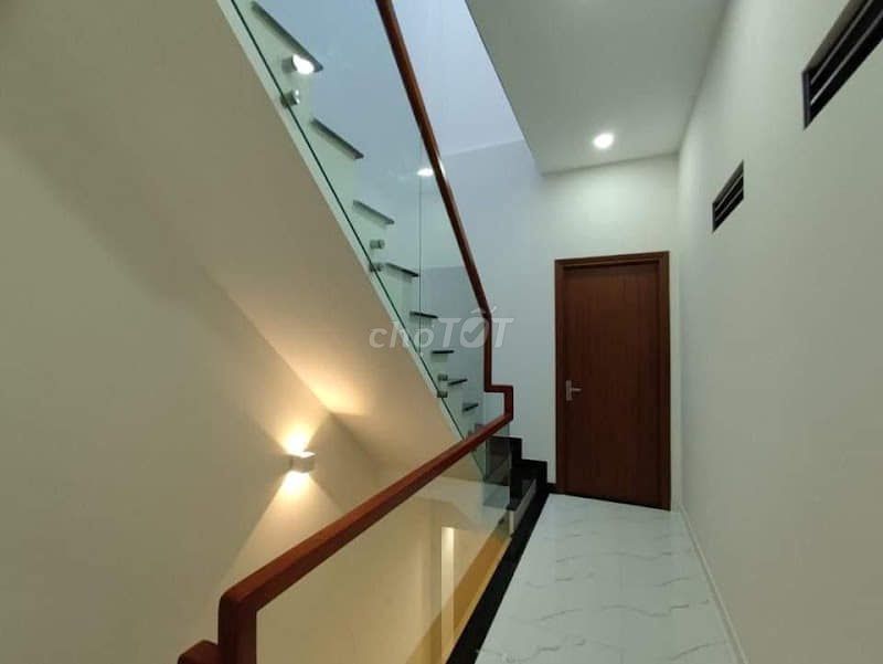 Rent a new Phạm Văn Chí, fourth floor, third bedroom, 12 million a month.