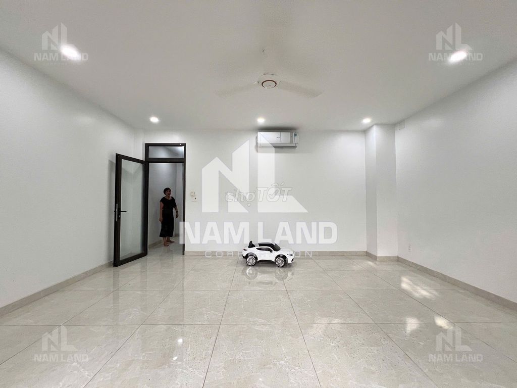 The new house is 100% built. 3rd floor 180 meters 2 5 P.M.