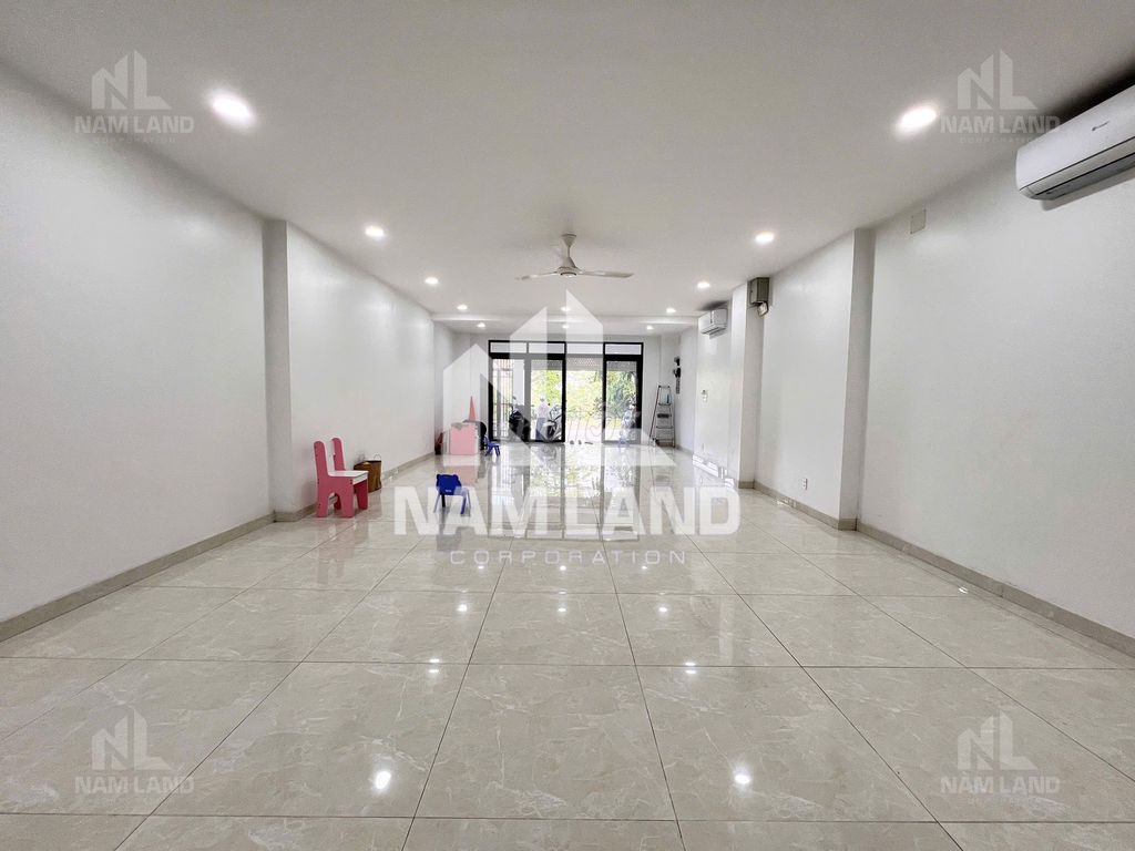 The new house is 100% built. 3rd floor 180 meters 2 5 P.M.