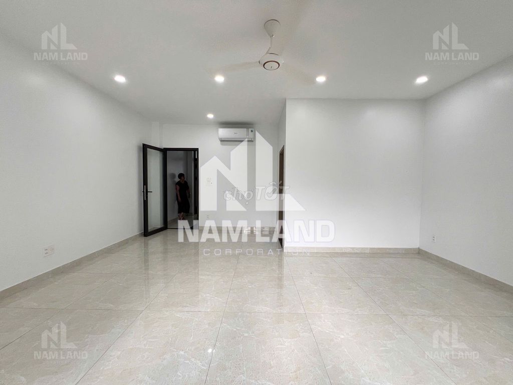 The new house is 100% built. 3rd floor 180 meters 2 5 P.M.