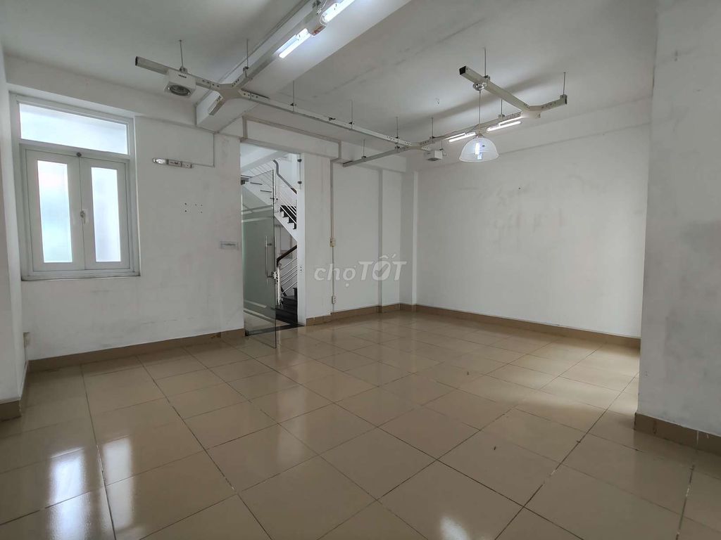 4th floor 7 rooms, area 6 x24 meters