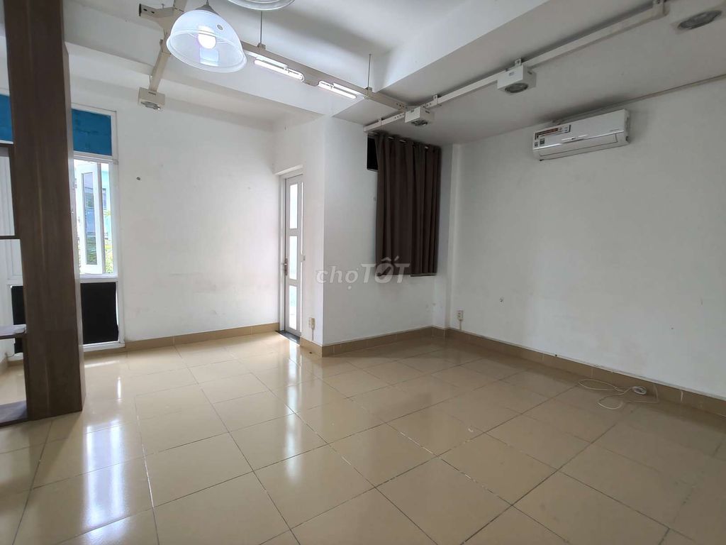 4th floor 7 rooms, area 6 x24 meters