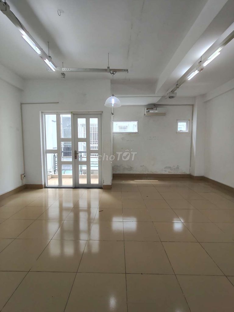 4th floor 7 rooms, area 6 x24 meters
