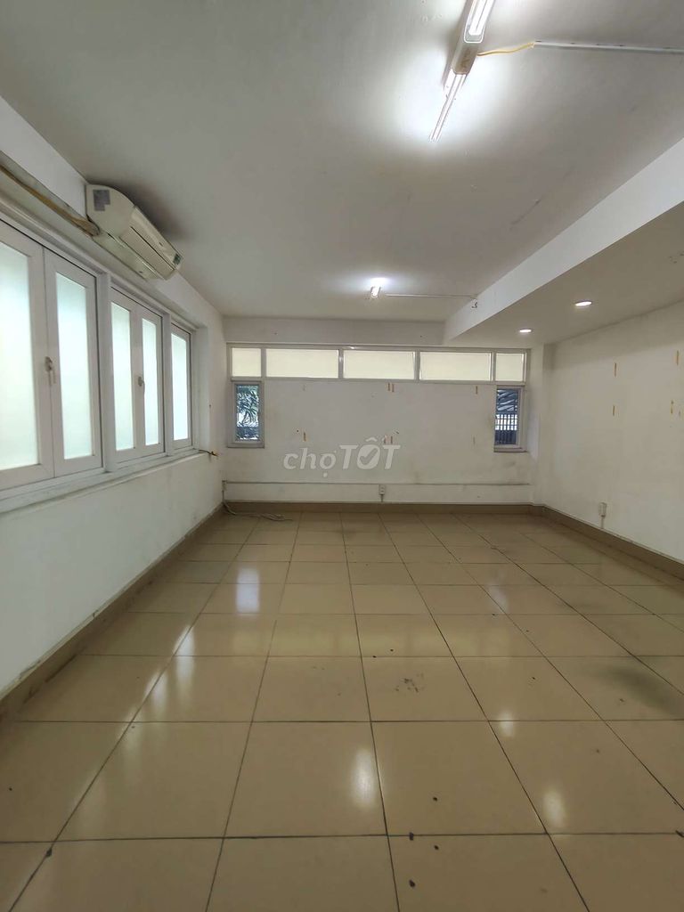 4th floor 7 rooms, area 6 x24 meters