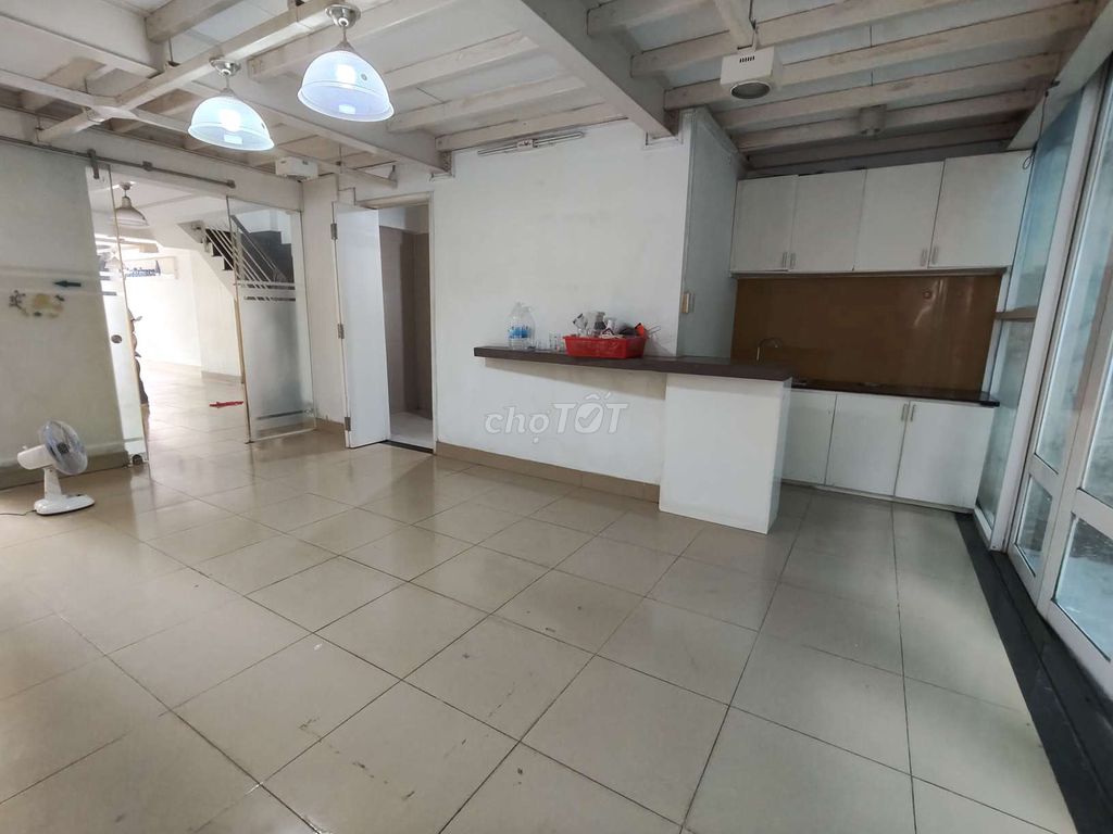 4th floor 7 rooms, area 6 x24 meters