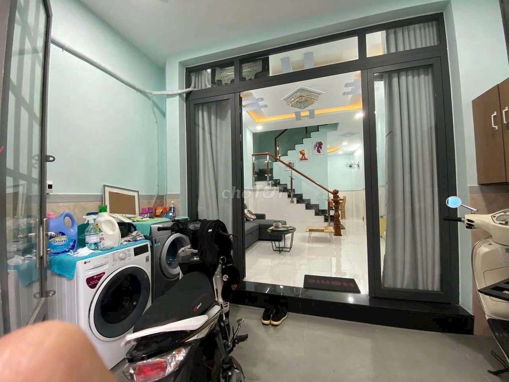 4th floor floor. 11th floor. Very cheap middle floor.