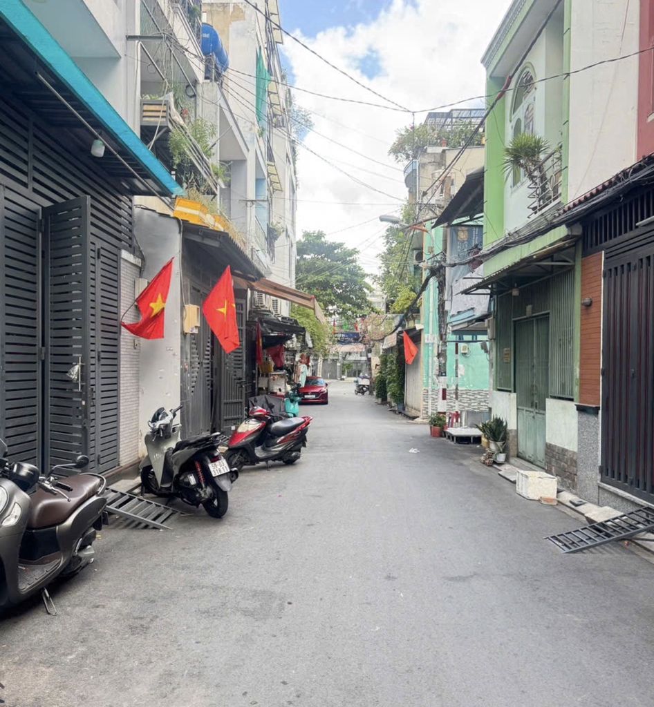 The house smells good! 5 meters Phú Thọ Hoà, 4/4 x 10 meters, 1 floor, 2 bedrooms, 2 toilets