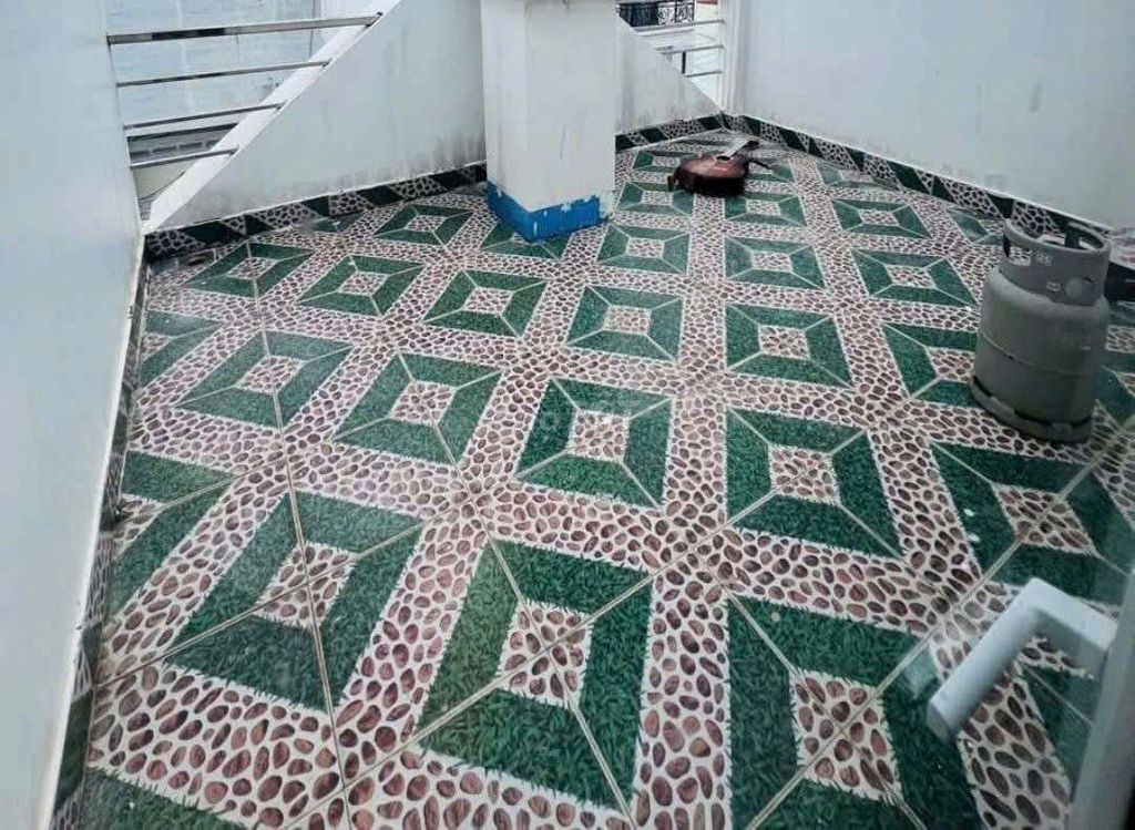 Let's rent Four x 163 Bank, clean four bedrooms, five rooftop toilets.