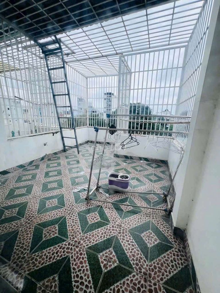 Let's rent Four x 163 Bank, clean four bedrooms, five rooftop toilets.