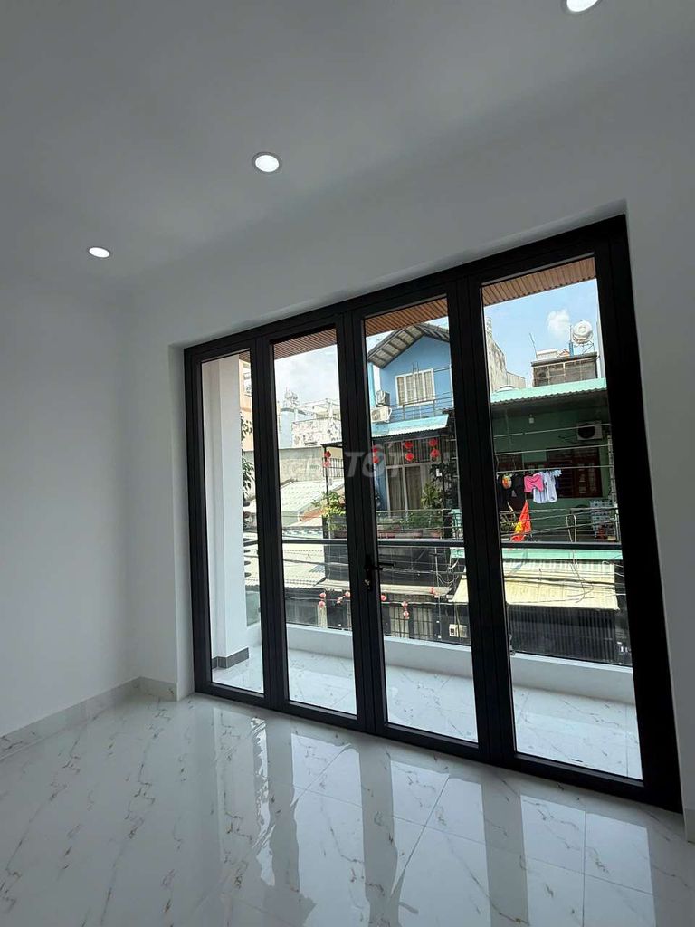 Nice place. B 4,07 X12 M 3rd floor.