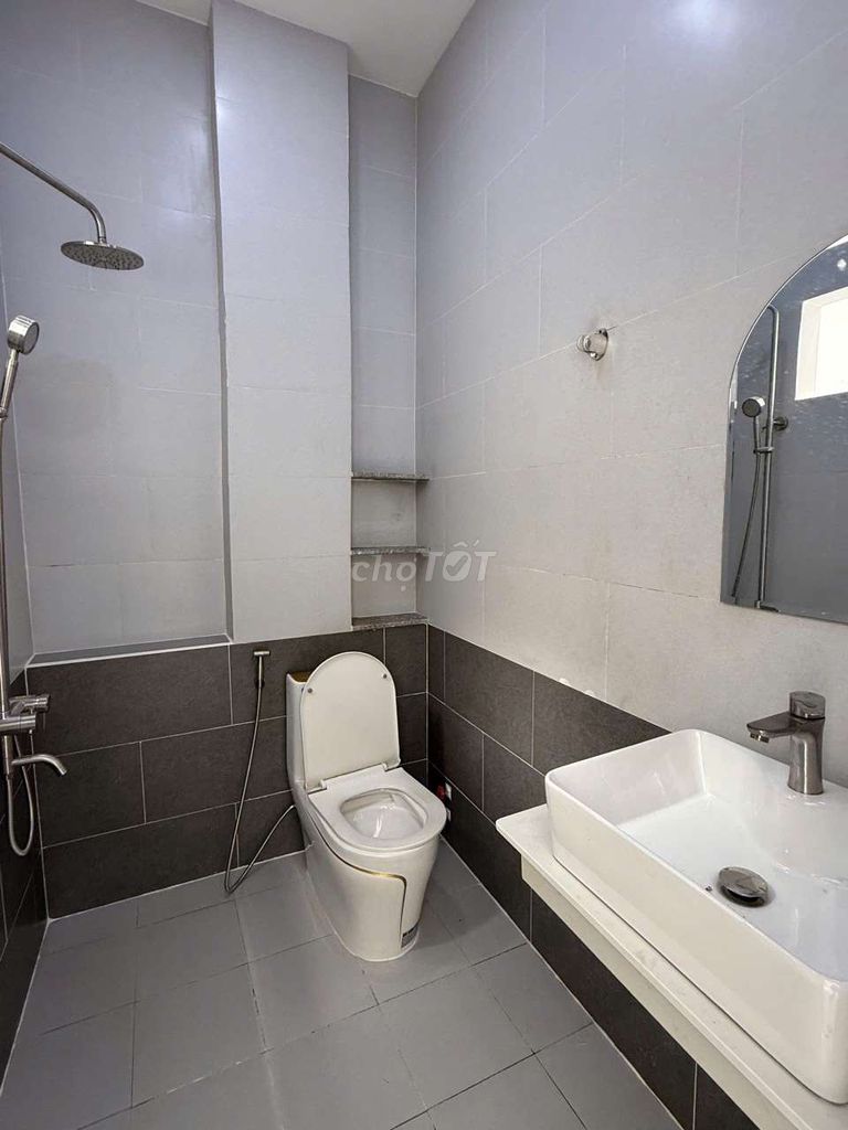 Nice place. B 4,07 X12 M 3rd floor.