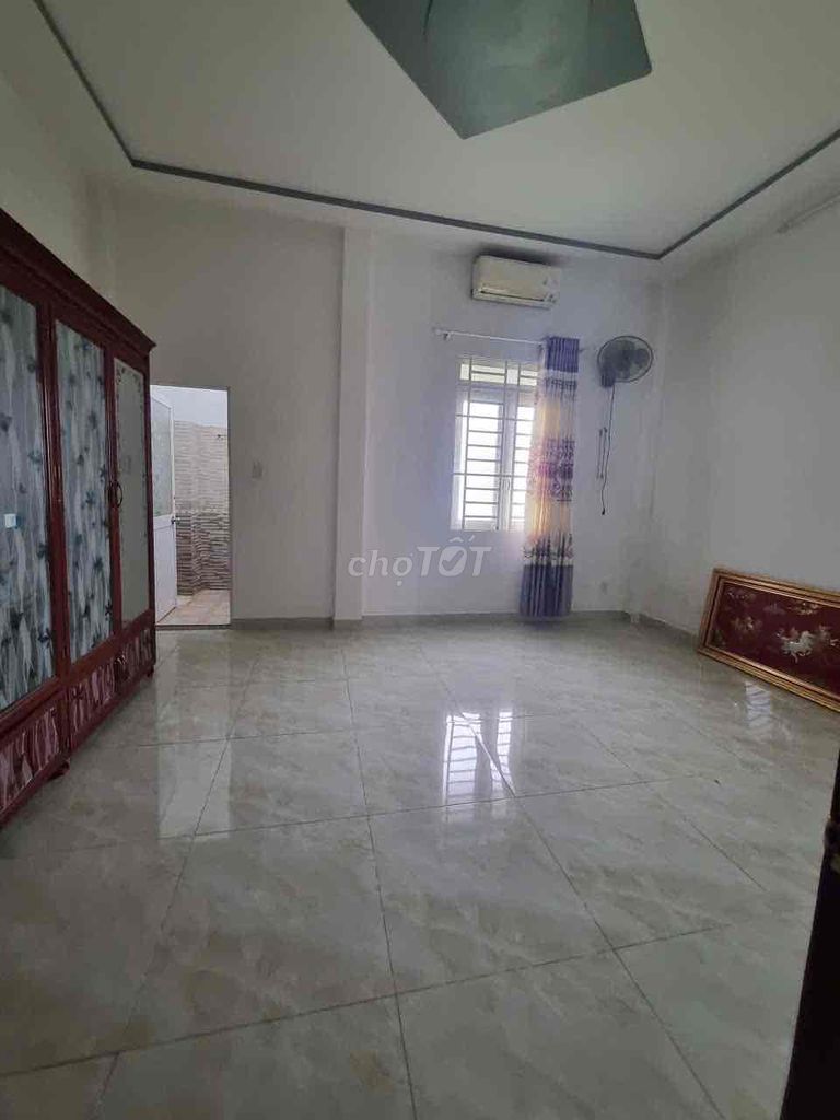 Rent three bedrooms, three toilets, Bà Điểm, seven million.