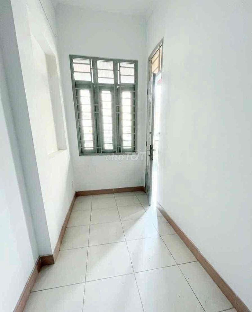 Rent the Trần Thị Hè cash house. 1250 meters a floor. 4th bedroom. 11 million businesses. Okay.