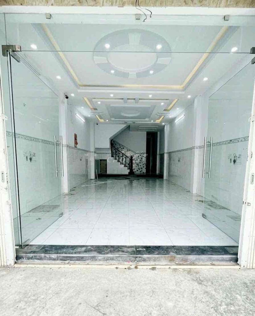 Rent the Trần Thị Hè cash house. 1250 meters a floor. 4th bedroom. 11 million businesses. Okay.