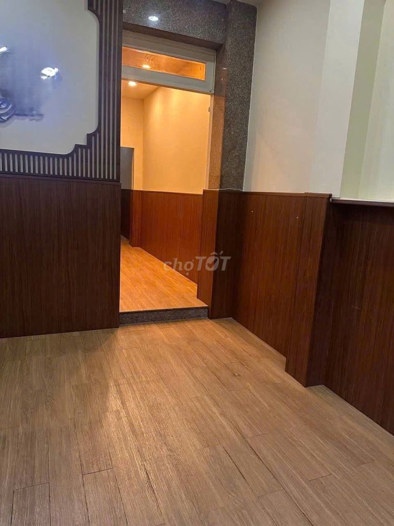 2nd floor, 3 bathrooms.