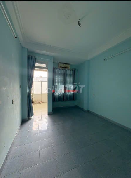 2nd floor, 3 bathrooms.