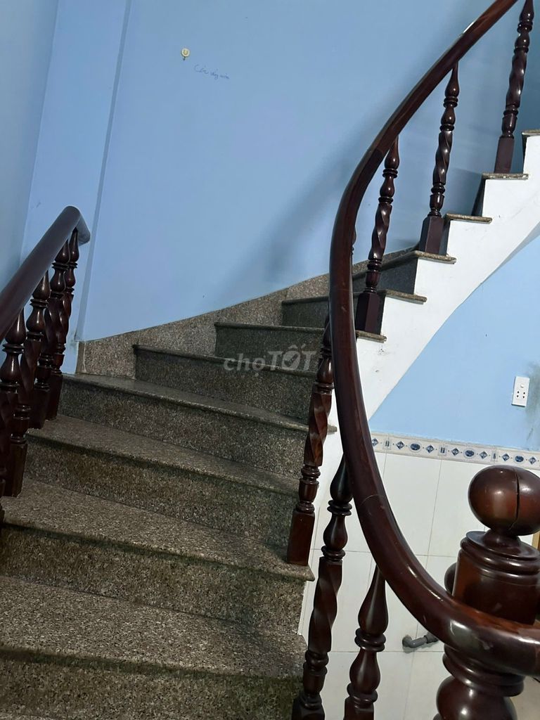 2nd floor, 3 bathrooms.