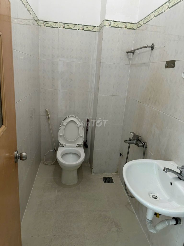 2nd floor, 3 bathrooms.