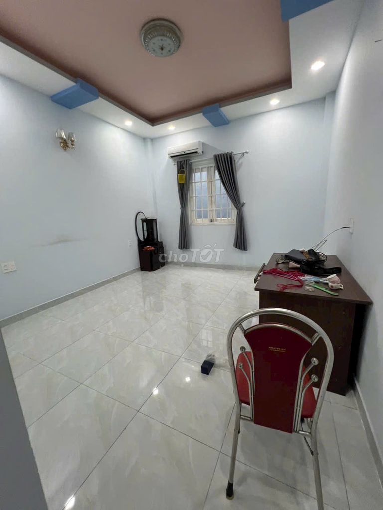 Rent Phú Thọ Hòa wards with three and a half sets of coffers. Four bedrooms.