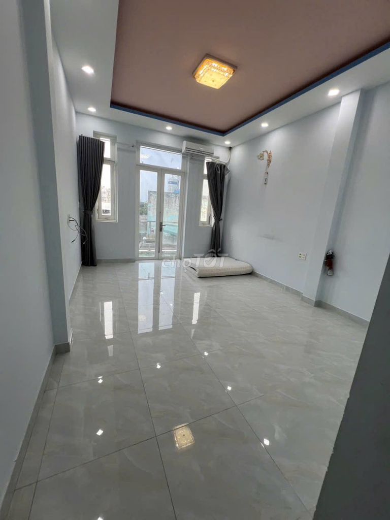 Rent Phú Thọ Hòa wards with three and a half sets of coffers. Four bedrooms.