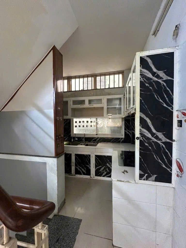 Corner of 440 Hàn Hải Nguyên District 11.6 x 15 m 5 L 6 bedroom 4 toilets