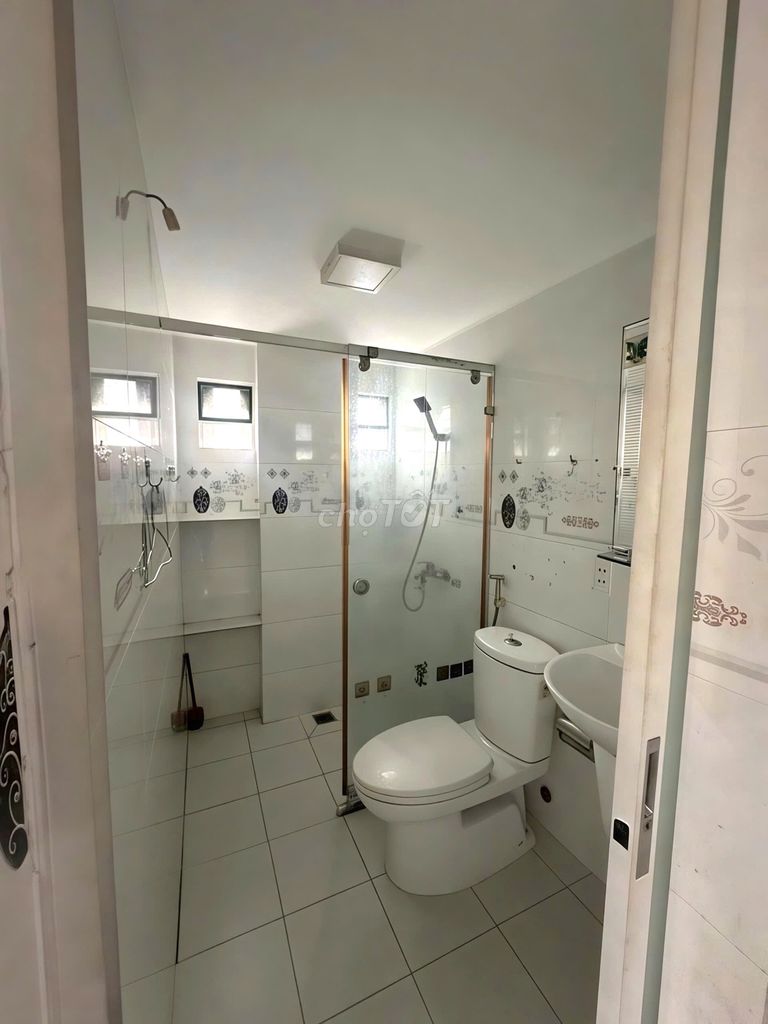Corner of 440 Hàn Hải Nguyên District 11.6 x 15 m 5 L 6 bedroom 4 toilets