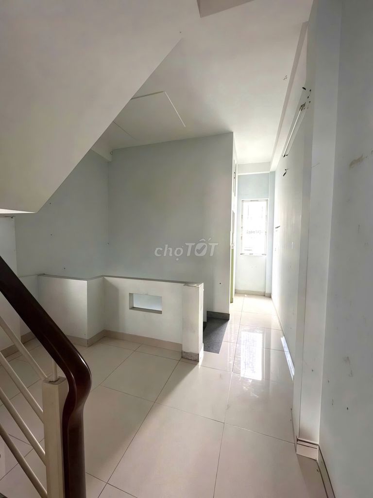 Corner of 440 Hàn Hải Nguyên District 11.6 x 15 m 5 L 6 bedroom 4 toilets