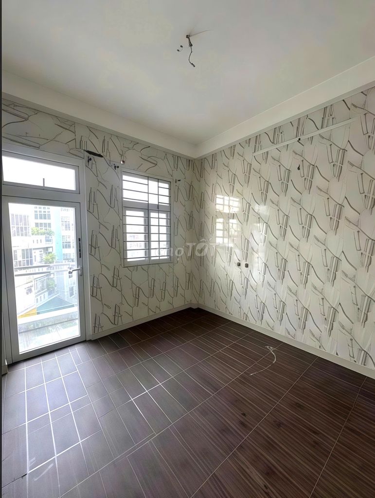 Corner of 440 Hàn Hải Nguyên District 11.6 x 15 m 5 L 6 bedroom 4 toilets