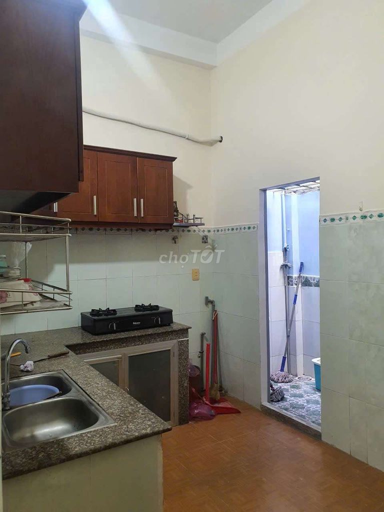 Rent the original apartment near - the square -gample -gamball.4 bedrooms. Two toilets. Ten million.