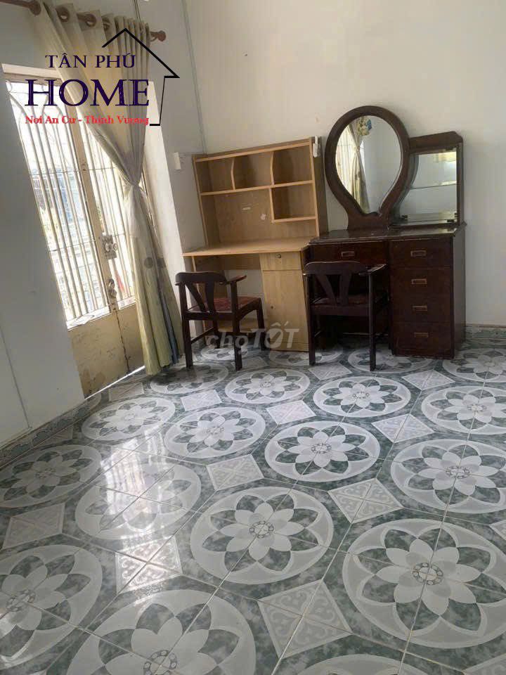 6 meters of Esquire Garden, 4 x 12 meters, one floor, 2 bedrooms, one bathroom.