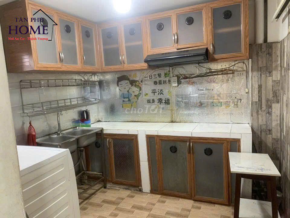 6 meters of Esquire Garden, 4 x 12 meters, one floor, 2 bedrooms, one bathroom.