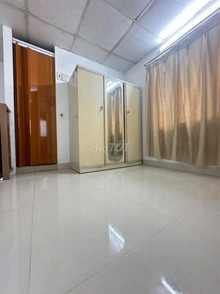 Rent the entire apartment in District Three, right next to District 1, District 5, clear 10, November 11, 6 into the building.