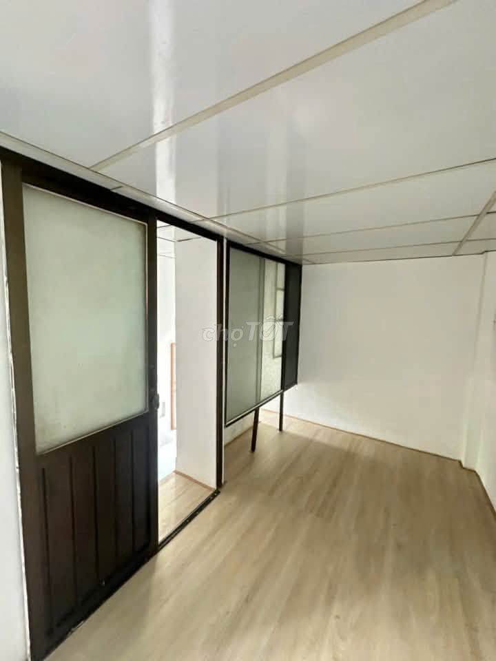 Rent the entire apartment in District Three, right next to District 1, District 5, clear 10, November 11, 6 into the building.