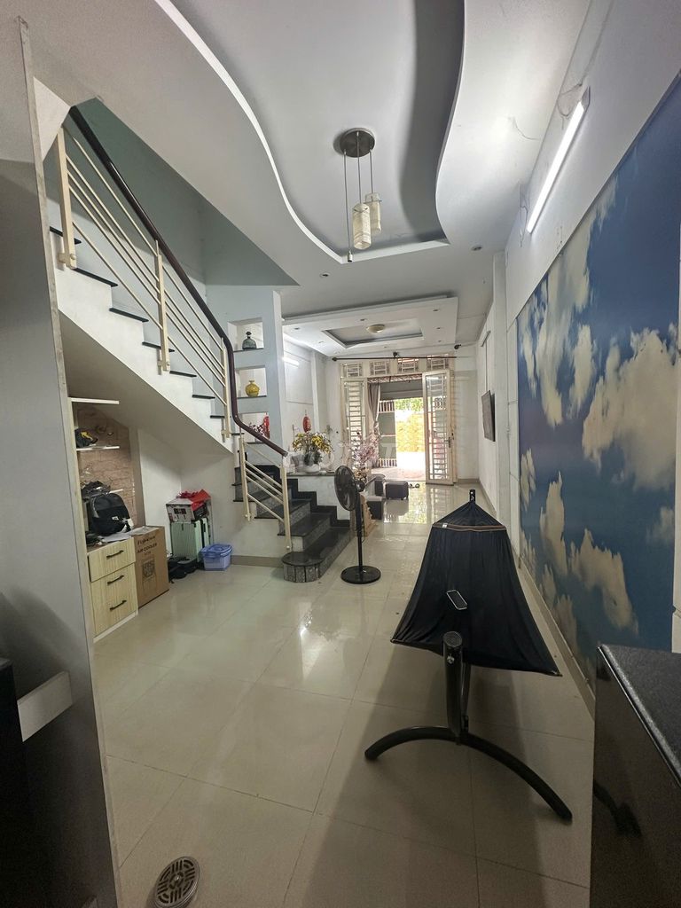 It's the owner who rents the Bình Tân front house.
