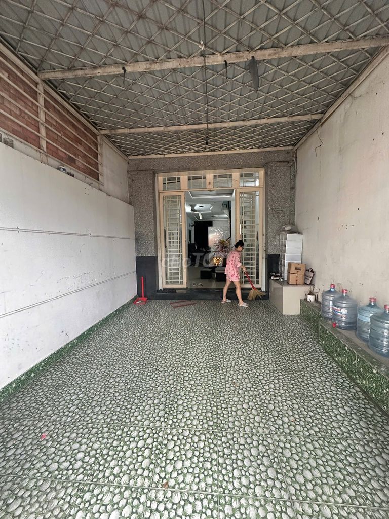 It's the owner who rents the Bình Tân front house.