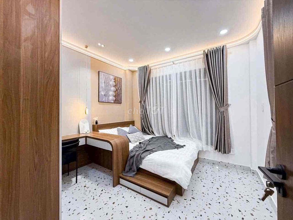 Five new bedrooms, full interior. He's got the right writing.