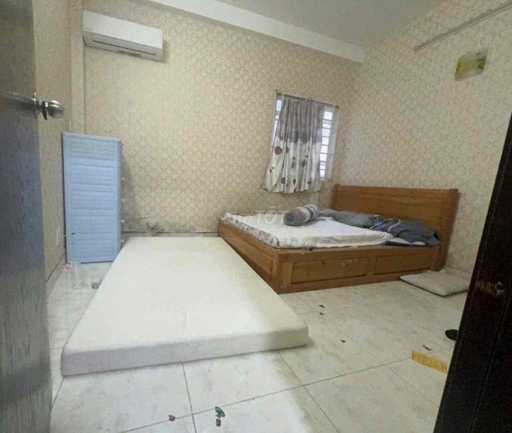Let's rent out the Black House.