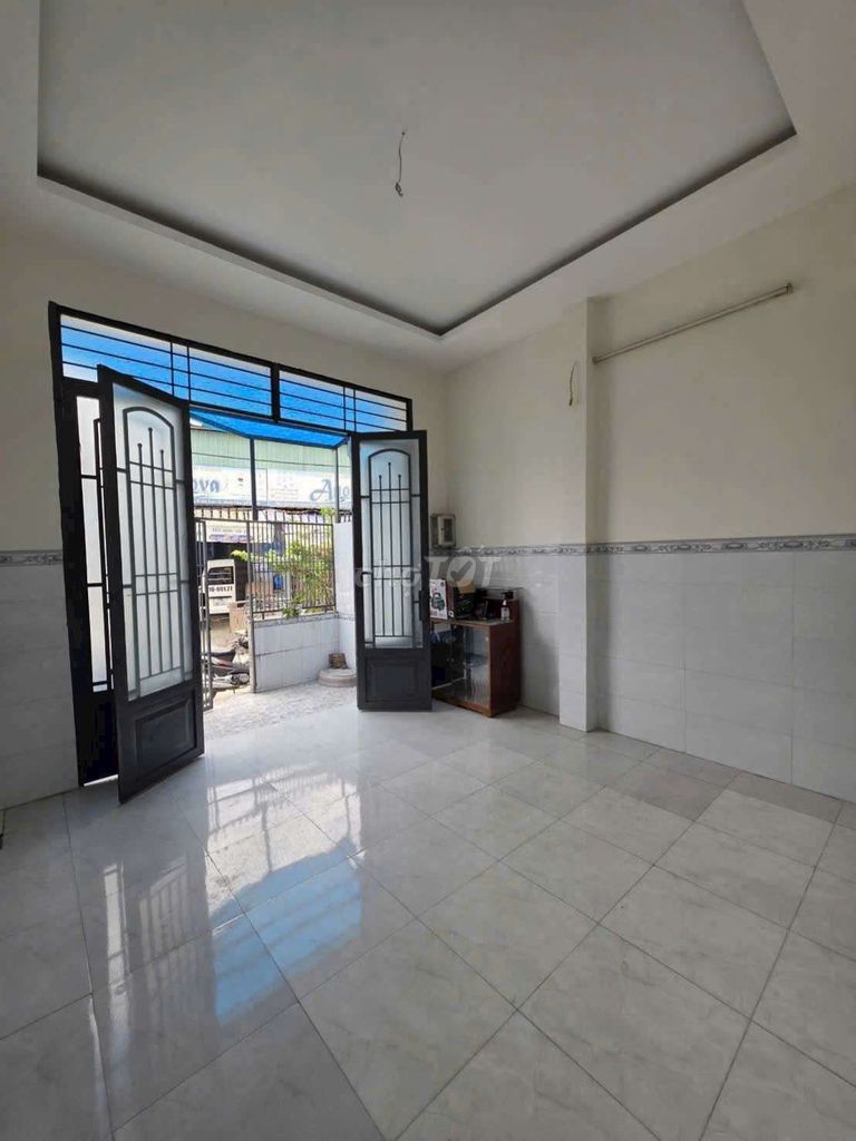 area: Four feet a floor with three bedrooms. Two toilets. Pass line, 3 m x12 meters