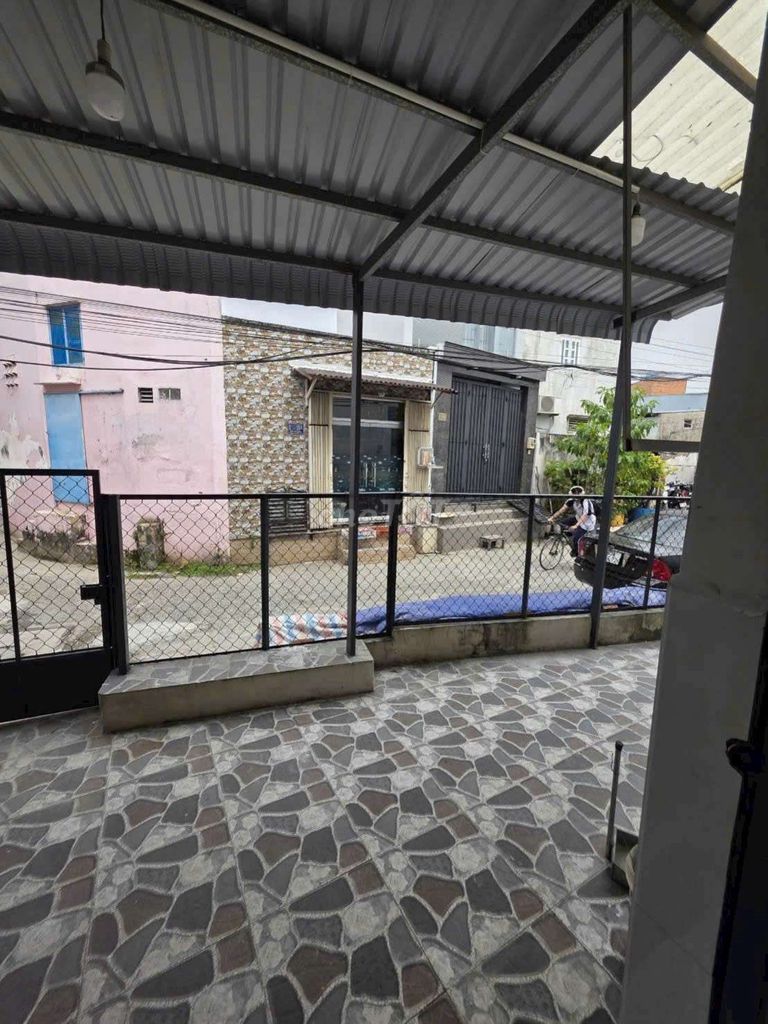 area: Four feet a floor with three bedrooms. Two toilets. Pass line, 3 m x12 meters