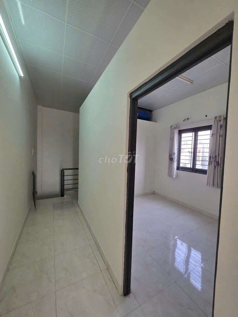 area: Four feet a floor with three bedrooms. Two toilets. Pass line, 3 m x12 meters