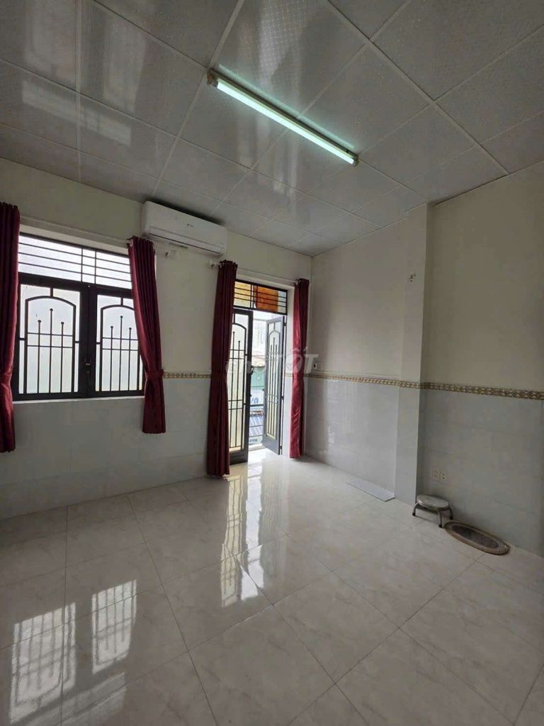 area: Four feet a floor with three bedrooms. Two toilets. Pass line, 3 m x12 meters