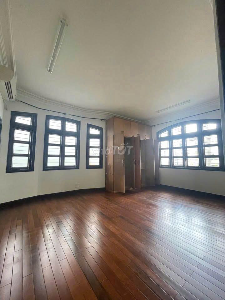 Rent the villa 1073/6 cmt8, qtb – 16 X16 M, with vaults, 75 million.