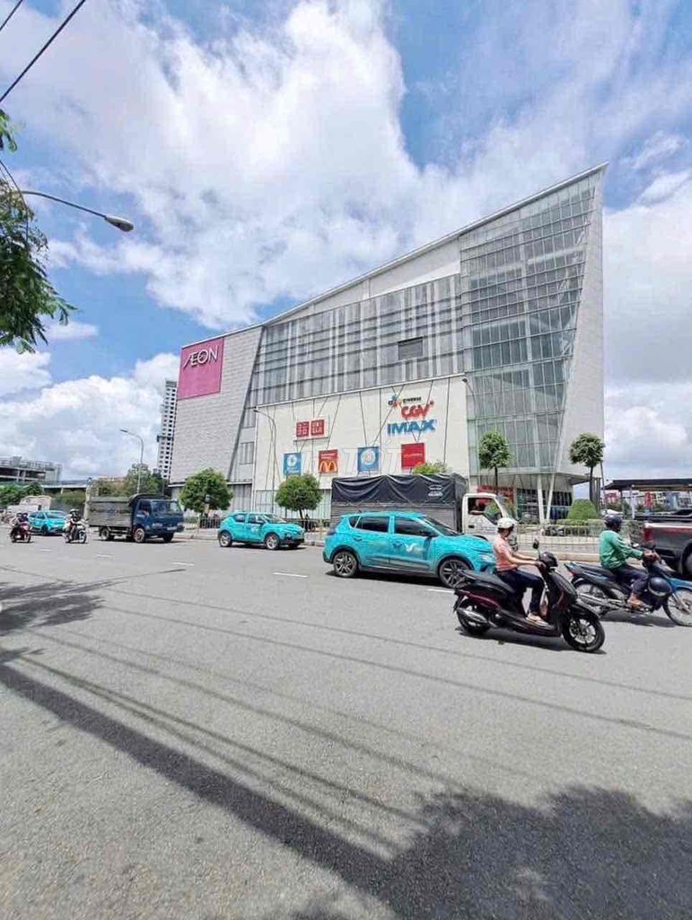Full interior - opposite aeon - the Tên Lửa million shower pool