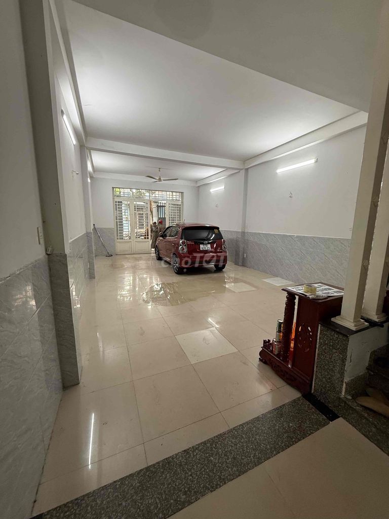 5 x 20 meters. 2 third floor bedroom. 4 bathrooms. Cartrills fit in and do vp cty.